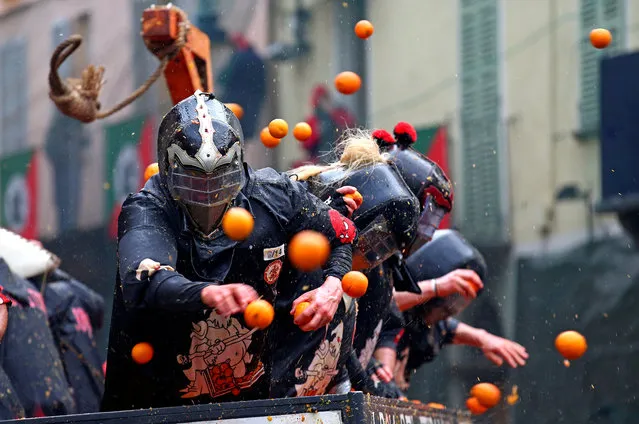 Members of rival teams fight with oranges during an annual carnival battle in the northern Italian town of Ivrea, Italy on February 11, 2018. (Photo by Alessandro Bianchi/Reuters)