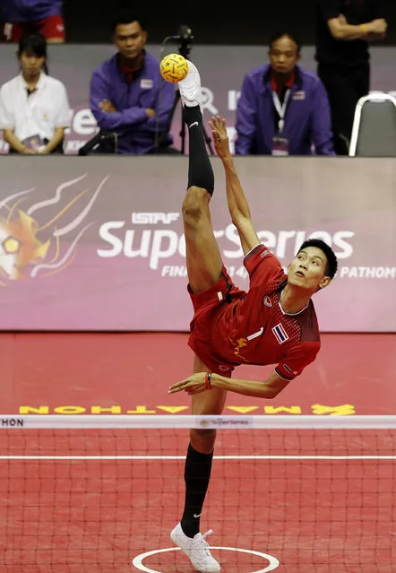 Sepak Takraw, ISTAF Super Series Finals Thailand 2014/2015, Nakhon Pathom Municipal Gymnasium, Huyjorake Maung, Nakonprathom, Thailand on October 21, 2015: Thailand's Sitting Khamchan in action against Myanmar  during their group stage match. (Photo by Asia Sports Ventures/Action Images via Reuters)