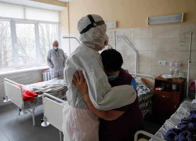 A patient embraces a doctor in a hospital for people infected with the coronavirus disease (COVID-19) in Kyiv, Ukraine on November 25, 2020. (Photo by Gleb Garanich/Reuters)