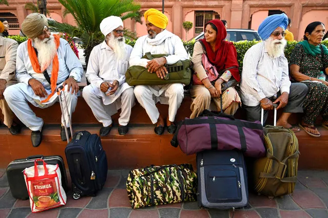 Sikh pilgrims wait for a bus to Pakistan during “Baisakhi” a spring harvest festival, in Amritsar on April 9, 2023. (Photo by Narinder Nanu/AFP Photo)