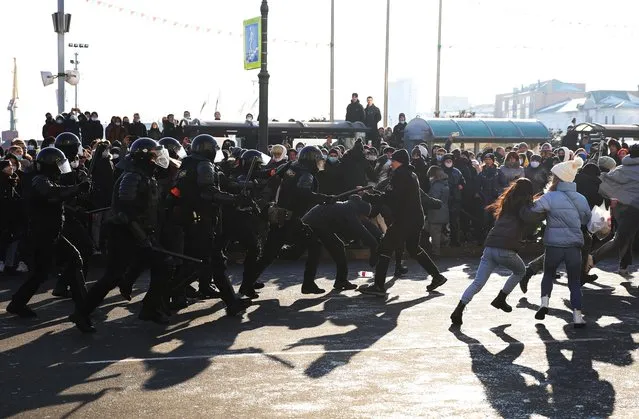 Protesters run away from law enforcement officers during a rally in support of jailed Russian opposition leader Alexei Navalny in Vladivostok, Russia on January 23, 2021. (Photo by Sergei Shevchenko/Reuters)