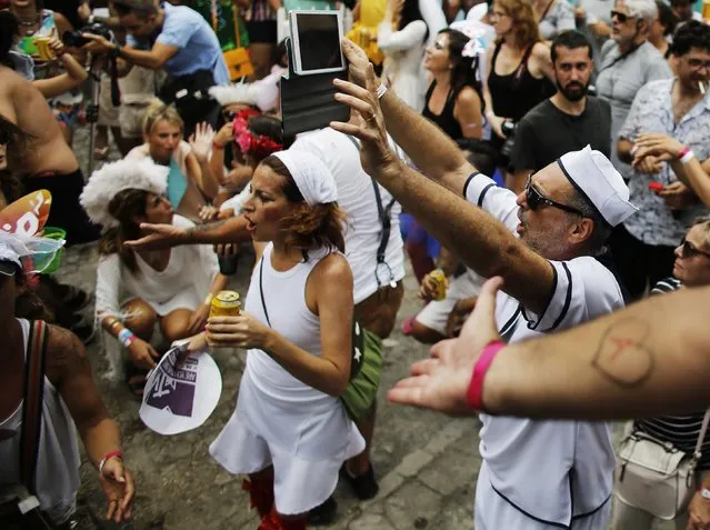 Revellers take part in the annual carnival block party known as “Casas comigo” or “Marry me” at the Vila Madalena neighborhood  in Sao Paulo February 1, 2015. (Photo by Nacho Doce/Reuters)