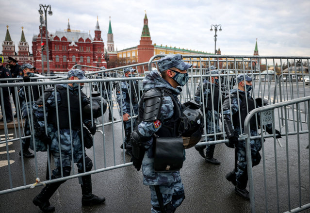 Russian riot police officers block a street during a rally in support of jailed Kremlin critic Alexei Navalny, in Moscow on April 21, 2021. Jailed Kremlin critic Alexei Navalny's team called for demonstrations in more than 100 cities, after the opposition figure's doctors said his health was failing following three weeks on hunger strike. (Photo by Dimitar Dilkoff/AFP Photo)