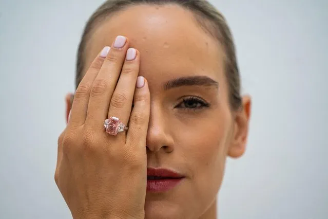 Nina a Sotheby's model wears The Willimason Pink star, an 11.15 carats and one of the rarest pink diamonds which is estimated at US 21 Million in London on August 31, 2022. The sale will take place in Hong Kong in October (Photo by Amer Ghazzal/Alamy Live News)