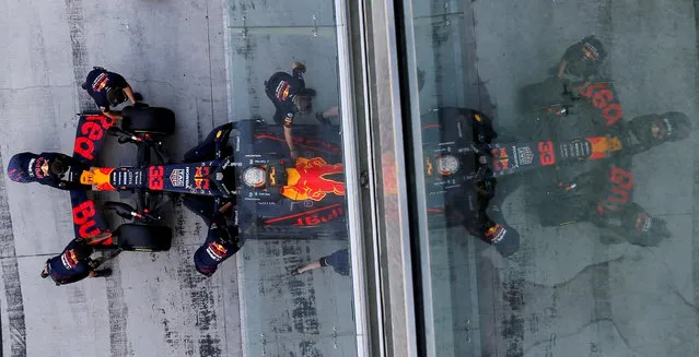 Red Bull's Max Verstappen and mechanics during testing at Yas Marina Circuit in Abu Dhabi, United Arab Emirates on December 14, 2021. (Photo by Hamad I Mohammed/Reuters)