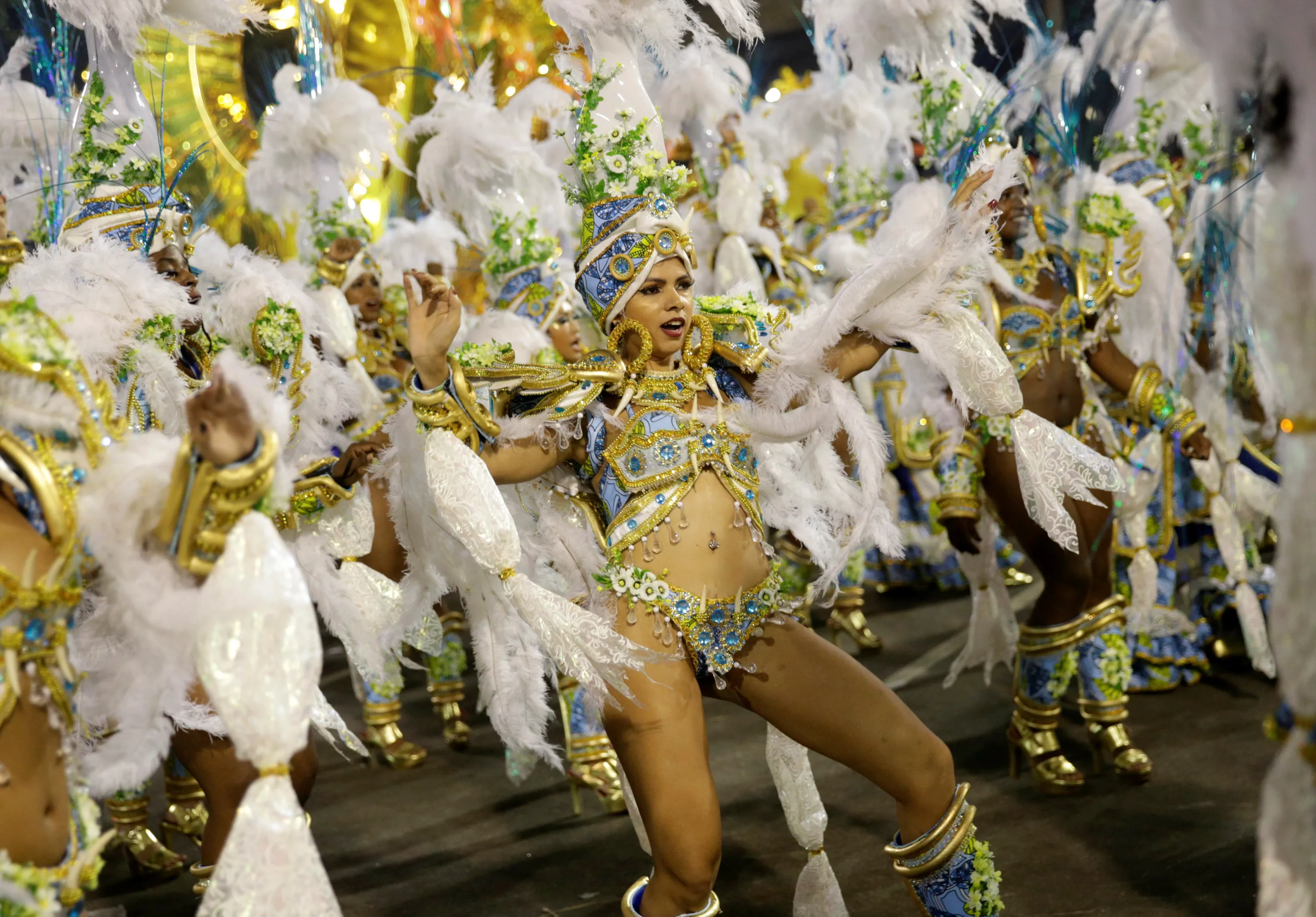 Рио новости дня сегодня москва. Карнавал в Рио-де-Жанейро. Карнавал в Бразилии. Карнавал в Рио-де-Жанейро еда. Краски бразильского карнавала.