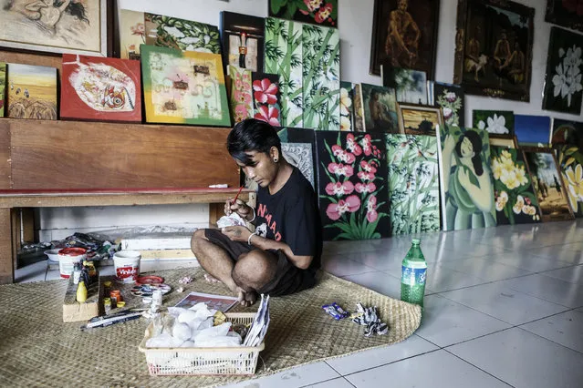 28-year-old Kadek Suartama paints on an eggshell at Wayan Sadra's workshop on April 14, 2014 in Sukawati, Gianyar, Bali, Indonesia. (Photo by Putu Sayoga/Getty Images)