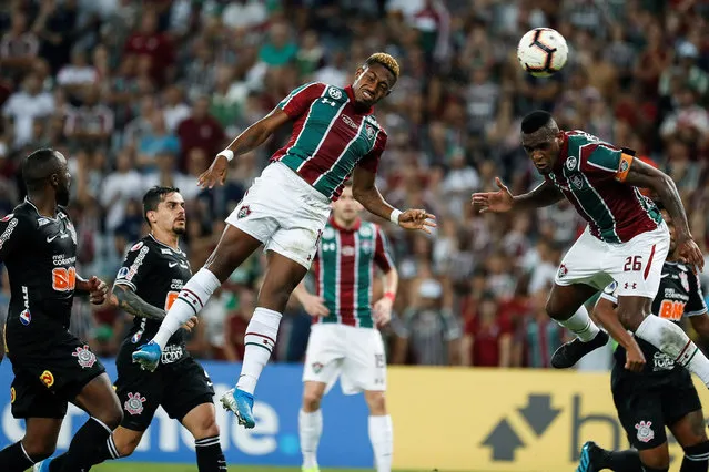 Fluminense's Pablo Dyego (C) vies for the ball with Corinthians' Vagner Love (R) during the Copa Sudamericana soccer match between Brazilian teams Fluminense and Corinthians at Maracana stadium in Rio de Janeiro, Brazil, 29 August 2019. (Photo by Antonio Lacerda/EPA/EFE)