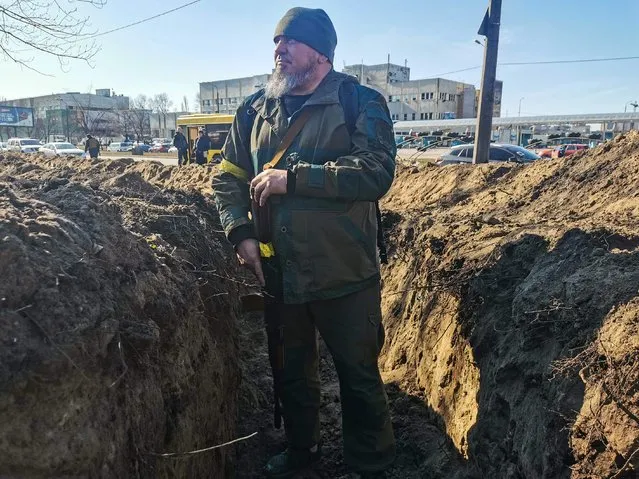 A Kyiv resident and volunteer prepares a rear post with trenches, in Kyiv on February 28, 2022. (Photo by Daphne Rousseau/AFP Photo)