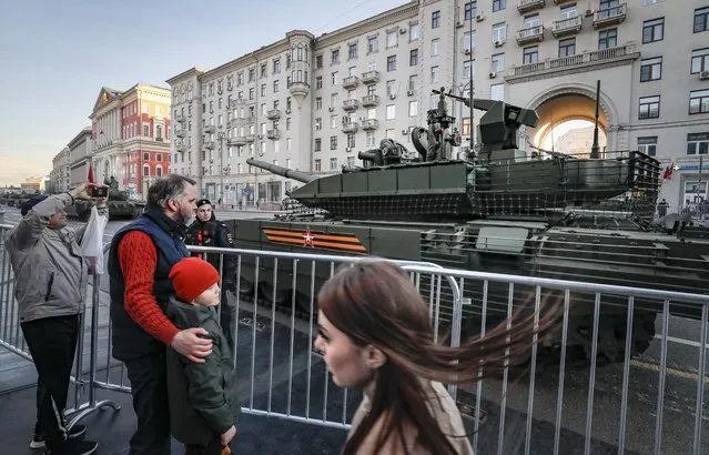People watch Russian heavy weapons at Tverskaya street during the rehearsal of the Victory Day parade in Moscow, Russia, 04 May 2022. Victory Day is held annually on 09 May and marks the defeat of Nazi Germany in 1945. (Photo by Yuri Kochetkov/EPA/EFE)