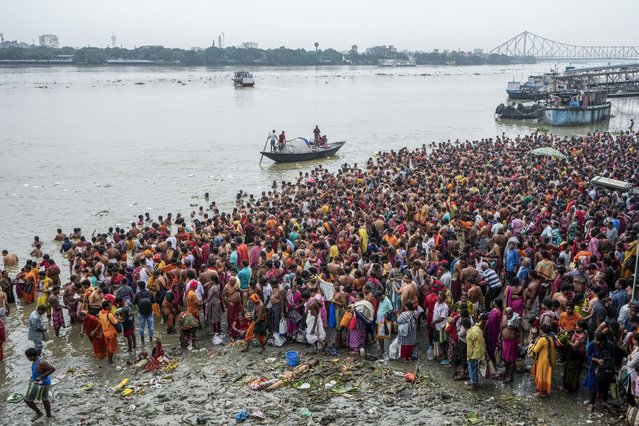 Hindu devotees perform rituals on the banks of the Hooghly River on the occasion of Mahalaya, an auspicious day to pay homage to ancestors, in Kolkata, India, Wednesday, October 2, 2024. (Photo by Bikas Das/AP Photo)