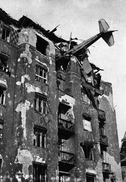 A German glider hangs from the top story of bombed-scarred apartment building in Budapest, Hungary, on July 6, 1945. Following the three month siege, which ended in the rout of the German and Hungarian armies, many damaged  parts of the attractive city of Budapest are being seen for the first time. (Photo by AP Photo)