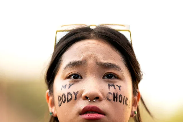 An abortion rights demonstrator stands in front of the US Supreme Court in Washington, DC, on June 25, 2022, a day after the Supreme Court released a decision on Dobbs v Jackson Women's Health Organization, striking down the right to abortion. Abortion rights defenders fanned out across America on June 25 for a second day of protest against the Supreme Court's thunderbolt ruling, as state after conservative state moved swiftly to ban the procedure. (Photo by Stefani Reynolds/AFP Photo)