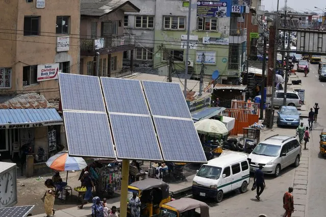 A solar panel sits near a street in the Ojuelegba neighborhood of Lagos, Nigeria, Saturday, August 20, 2022. Access to more and cleaner energy while continuing to grow economically will be a top priority for African nations in the upcoming United Nations climate conference in November, top officials and climate experts on the continent said. (Photo by Sunday Alamba/AP Photo)