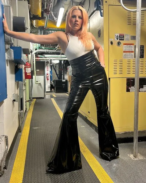 American actress Elizabeth Jean “Busy” Philipps rocks skintight leather pants for NYFW on September 10, 2022. (Photo by busyphilipps/Instagram)