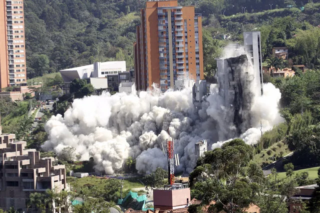 The CuatroTorres residential building complex is demolished during a controlled implosion, in the city of Medellin September 23, 2014. Colombian authorities imploded the Medellin apartment building that partially collapsed almost a year ago, killing 11 people. (Photo by Fredy Builes/Reuters)