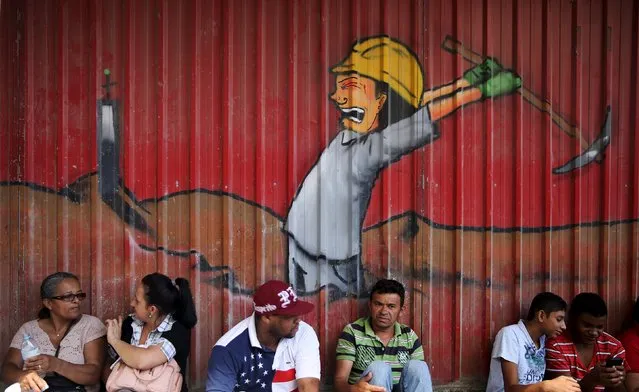Members of Brazil's Homeless Workers' Movement (MTST) talk as they protest against the cut of housing program “Minha Casa, Minha Vida” (My House, My Life) from the government, in front of the Ministry of Finance after be occupied by them, in Sao Paulo September 23, 2015. Brazil's economy has slipped into its worst recession in 25 years, hit by high inflation, rising interest rates and a string of tax hikes and spending cuts by President Dilma Rousseff. (Photo by Nacho Doce/Reuters)