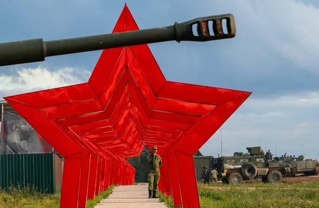 A Russian serviceman stands in the Red stars gate during a demonstration program of the International Military-Technical Forum “ARMY-2016” in the Russian Armed Forces “Patriot” Park in Kubinka, Moscow region, Russia, 06 September 2016. Hundreds of the Russian defense companies and weapon manufacturers will take part in the event, displaying an estimated 5,000 pieces of weaponry and military equipment, ranging from helicopters and fighter jets to tanks and small arms. (Photo by Sergei Ilnitsky/EPA)