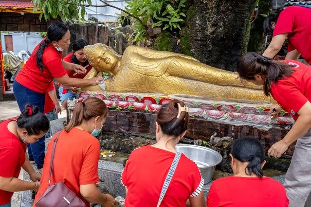 Balinese women clean a statue during preparations for the upcoming Chinese New Year at a temple in Kuta, Bali, Indonesia, 15 January 2023. The Chinese Lunar New Year, locally known as “Imlek” falls on 22 January 2023. Indonesian-Chinese are preparing to celebrate the upcoming “Year of the Water Rabbit”. (Photo by Made Nagi/EPA/EFE/Rex Features/Shutterstock)