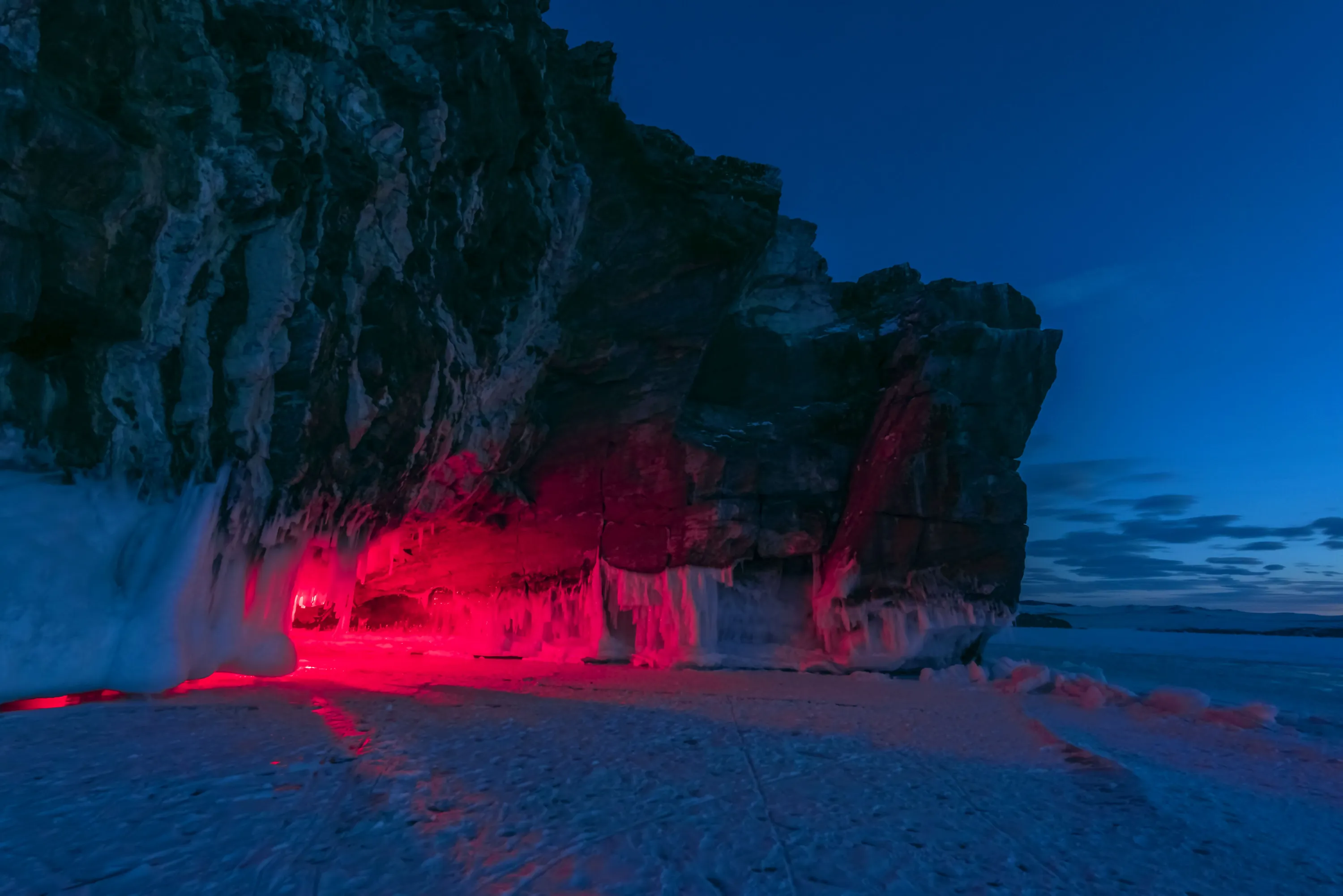 Какую страну называют страной льда и огня. Ледяная пещера Ольхон. Исландия огонь и лед. Исландия Страна льда и огня. Ледяная лава.