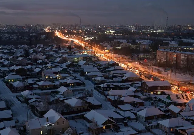 Cars drive along a road on a winter day in Omsk, Russia on December 25, 2020. (Photo by Alexey Malgavko/Reuters)
