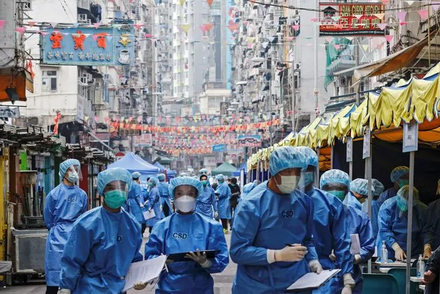 Health workers are seen in protective gear inside a locked down portion of the Jordan residential area to contain a new outbreak of the coronavirus disease (COVID-19), in Hong Kong, China on January 23, 2021. (Photo by Tyrone Siu/Reuters)