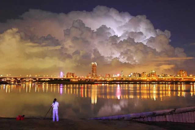 “Electric flint light”. Shooting New Taipei City night scene, the other side of the distant suddenly a huge, strange mushroom cloud, from time to time issue a strange flash reflection like a beautiful watercolor rendering. Location: Taipei, Taiwan. (Photo and caption by 景森 楊/National Geographic Traveler Photo Contest)