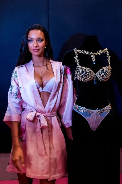 Brazilian model, best known for her work as a Victoria's Secret Angel Lais Ribeiro is pictured backstage with the “Champagne Nights Fantasy Bra” set before the start of the 2017 Victoria's Secret Fashion Show in Shanghai on November 20, 2017. (Photo by Chandan Khanna/AFP Photo)