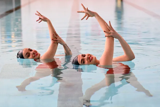 Members of Aquabatix, a synchronised swimming team practice at Clissold Leisure Centre in north London as coronavirus restrictions are eased across the country following England's third national lockdown on April 12, 2021. Britain was to partially lift coronavirus restrictions Monday, reopening shops, gyms, pub gardens and hairdressers, while India moved to ban exports of a virus treatment drug as a record surge of cases overwhelms its healthcare system. (Photo by Daniel Leal-Olivas/AFP Photo)