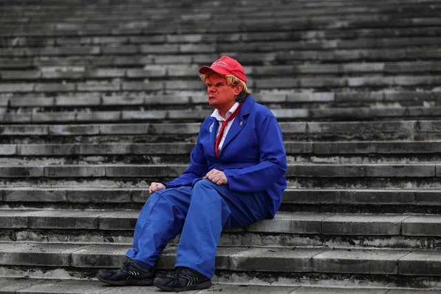 An attendee, dressed as U.S.A. President Donald Trump, sits on stairs as he attends the MCM London Comic Con at the Excel Centre in London, Britain October 26, 2018. (Photo by Simon Dawson/Reuters)
