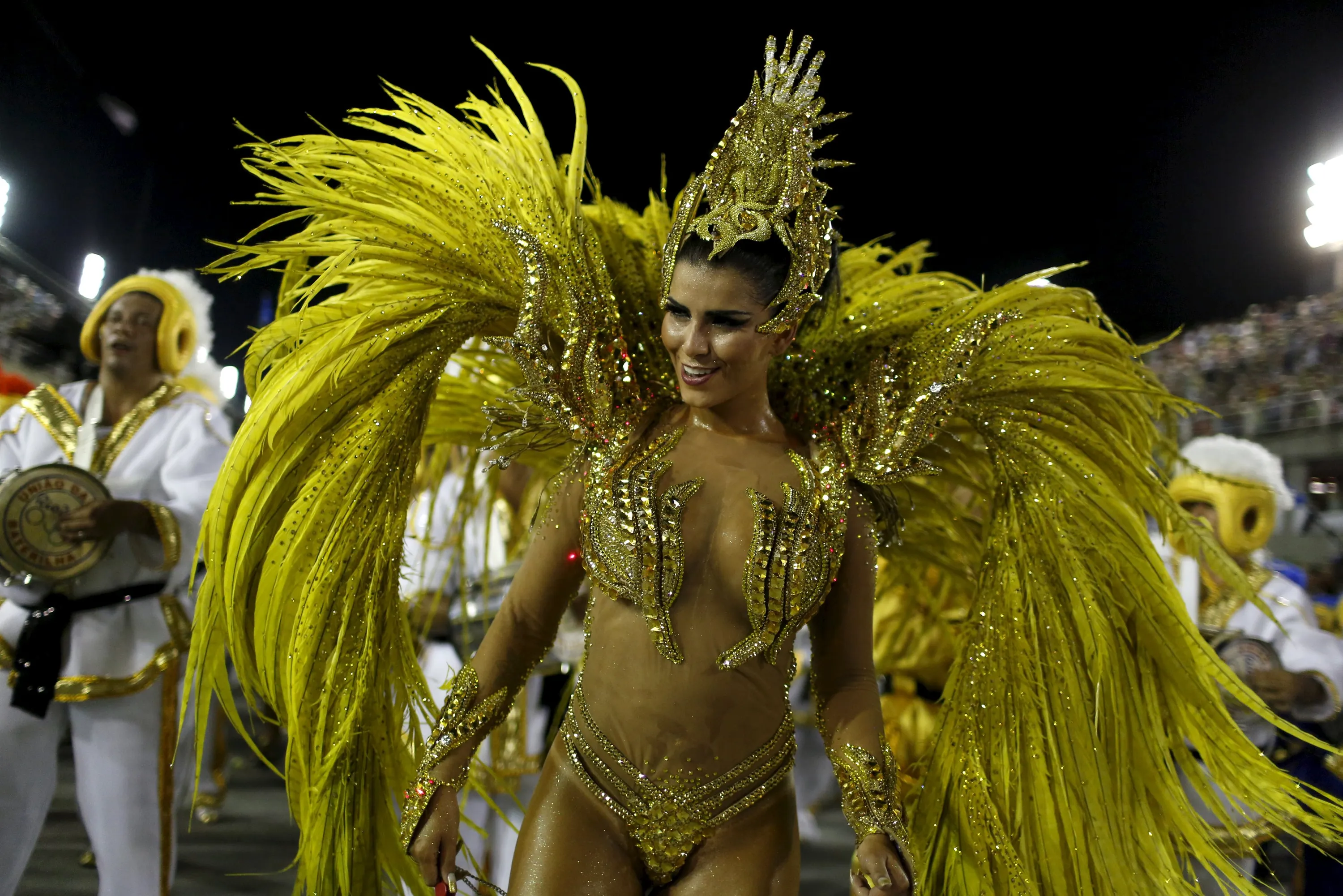 Rio rio brazilian. Карнавал в Бразилии. Карнавал Рио (Rio Carnival). Карнавал в Рио-де-Жанейро Рио-де-Жанейро Бразилия. Рио-де-Жанейро карнавал костюмы.