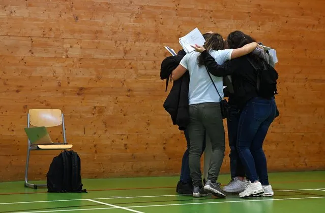 Students react after receiving their A-level exam results at Kingsdale Foundation school in London, Britain, 10 August 2021. Students across the UK are set to react after receiving their A-level exam results 10 August. High grades are expected as grades are assessed based on a wide range of evidence, due to the coronavirus pandemic. Hundreds of thousands of students are expected to apply for university with many missing out on their first choice due to fierce competition for places. (Photo by Andy Rain/EPA/EFE)