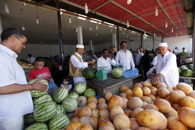 People buy fruits and vegetables on the first day of the Muslim holy fasting month of Ramadan, in a market in Tripoli, Libya in this June 29, 2014 file photo. (Photo by Ismail Zitouny/Reuters)