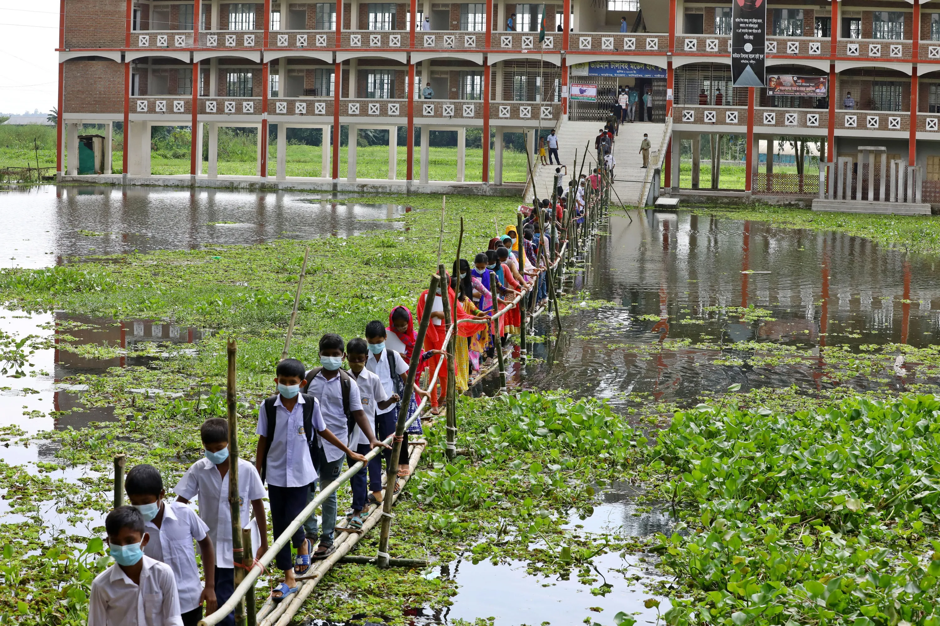 Long school. Наводнение в Бангладеш 1998. Газипур. Бангладеш честные фото. Bangladesh Gazipur people.