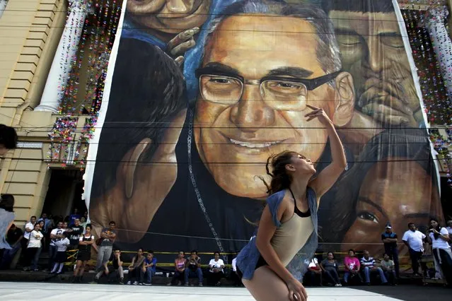 A dancer performs outside the National Theather in honour of late archbishop of San Salvador Oscar Arnulfo Romero during a festival to commemorate the 35th anniversary of his assassination in San Salvador, El Salvador March 24, 2015. Salvadorans are preparing for the beatification of Archbishop Romero on May 23, who was murdered by a right-wing death squad in 1980. (Photo by Jose Cabezas/Reuters)