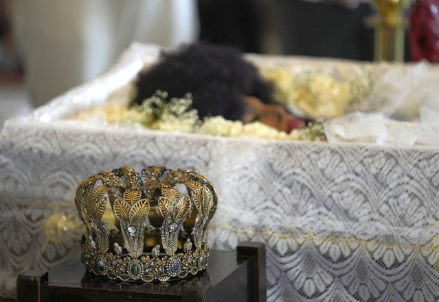 A crown sits on display next to the body of Brazilian samba singer Elza Soares as she lies in state at the Municipal Theater in Rio de Janeiro, Brazil, Friday, January 21, 2022. Soares died at age 91 of natural causes in her Rio de Janeiro home on Thursday afternoon, family members said on the artist's official Instagram account. (Photo by Silvia Izquierdo/AP Photo)