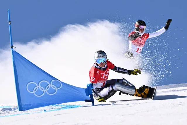 Czech Republic's Ester Ledecka (L) and Russia's Natalia Soboleva compete in the snowboard women's parallel giant slalom qualification run during the Beijing 2022 Winter Olympic Games at the Genting Snow Park P & X Stadium in Zhangjiakou on February 8, 2022. (Photo by Marco Bertorello/AFP Photo)