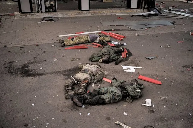 The bodies of unidentified men, believed to be Russian soldiers, arranged in a Z, a symbol of the Russian invasion, lie near a village recently retaken by Ukrainian forces on the outskirts of Kharkiv, Ukraine, Monday, May 2, 2022. The outskirts of Kharkiv have the feel of an open-air morgue, where the dead lie unclaimed and unexplained, sometimes for weeks on end, as Ukrainian and Russian forces fight for control of slivers of land. (Photo by Felipe Dana/AP Photo)