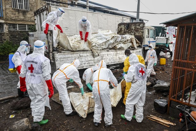Members of the Congolese Red Cross and volunteers offload victims of the recent conflict before burying them in a cemetery in Goma, Democratic Republic of the Congo, 04 February 2025. (Photo by EPA/EFE/Stringer)
