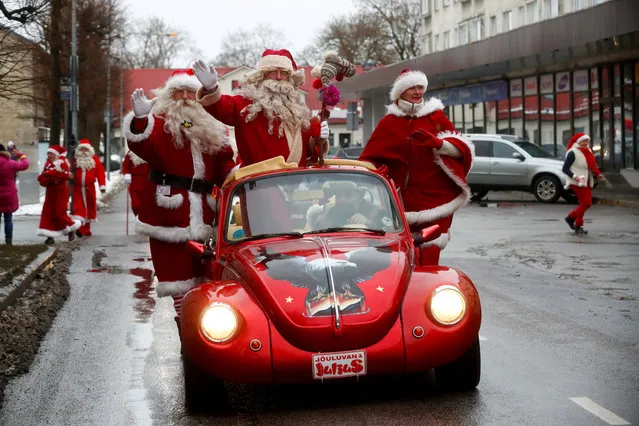 People dressed as Santa Claus parade during the Santa Claus summit in Rakvere, Estonia on December 3, 2017. (Photo by Ints Kalnins/Reuters)