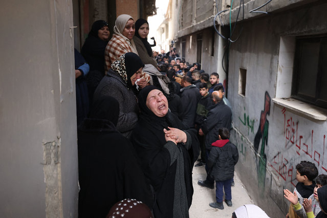 Palestinian relatives mourn during the funeral of Samir Aslan, 41, at Qalandia refugee camp in the occupied West Bank, on January 12, 2023. Israeli forces killed the Palestinian man in the occupied West Bank today, the Palestinian health ministry said, as the army claimed rocks were thrown at Israeli forces during a raid. (Photo by Ahmad Gharabli/AFP Photo)