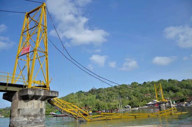 A view of the bridge which collapsed on Sunday in Nusa Ceningan, Bali, Indonesia October 17, 2016. (Photo by Made Wiryawan/Reuters/Antara Foto)