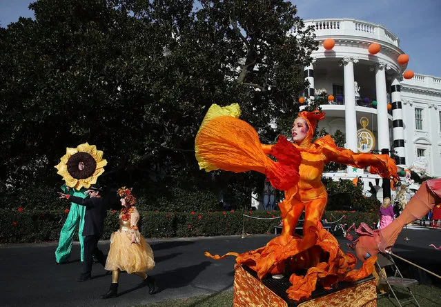 Performers participate in a Halloween event at the South Lawn of the White House October 31, 2016 in Washington, DC. US President Barack Obama hosted the event for local children and children of military families for trick-or-treating at the White House. (Photo by Mark Wilson/Getty Images)