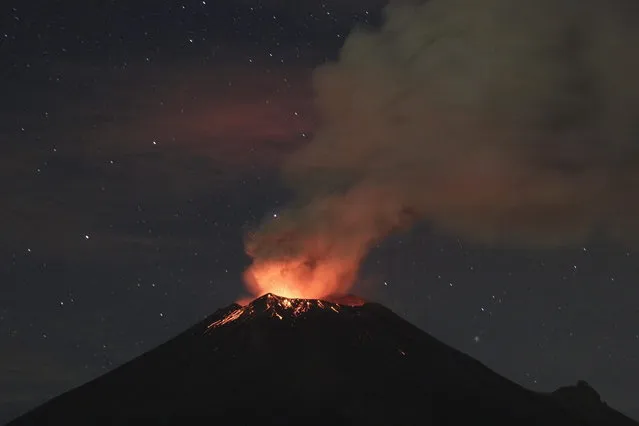 Smoke rises from the Popocatepetl as it spews incandescent volcanic material on the outskirts of Puebla July 4, 2013. (Photo by Imelda Medina/Reuters)