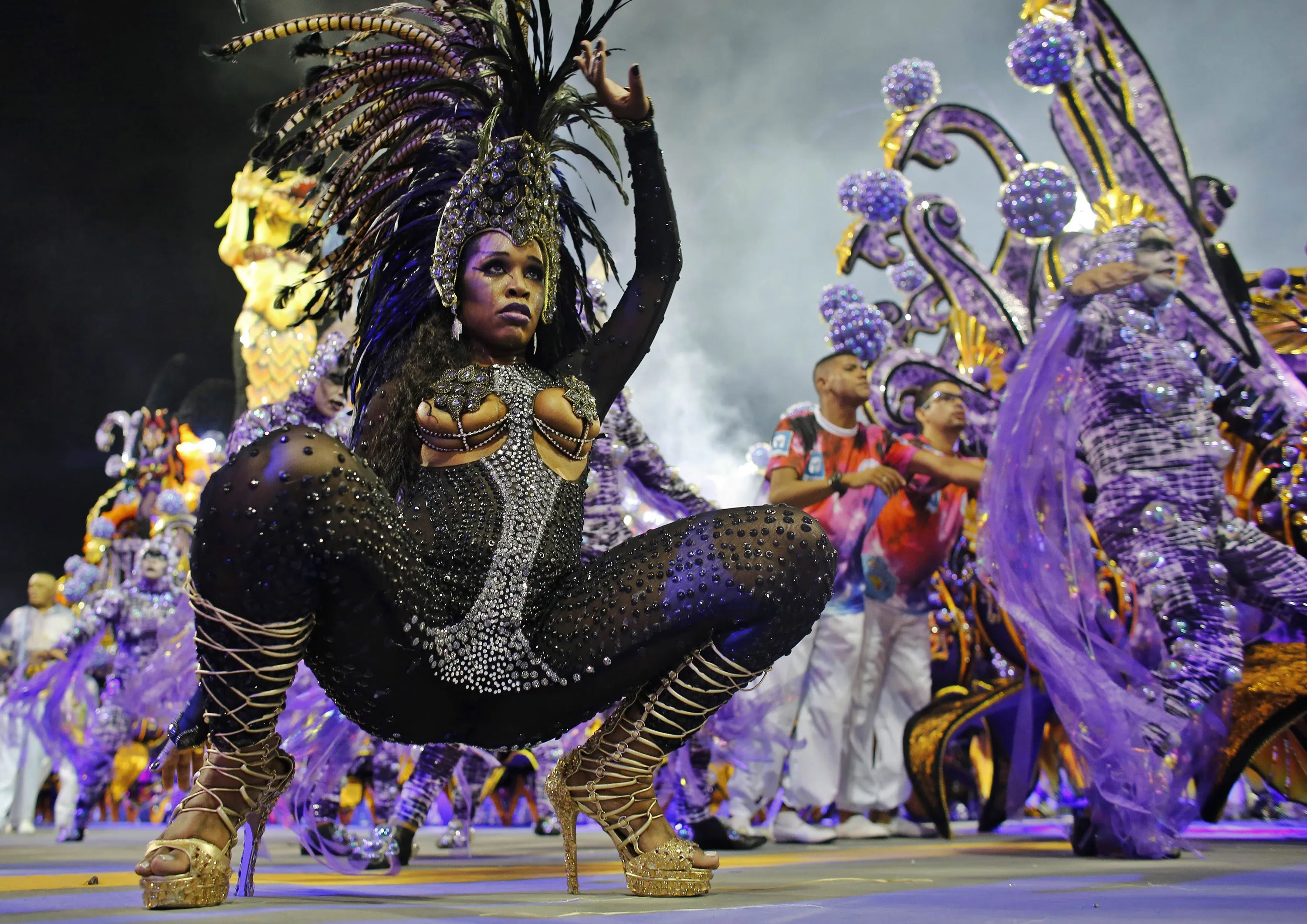 She ride like a carnival. Бразильский карнавал самбадром. Бразильский карнавал 2015. Rio Carnival +18. Карнавал Рио в Бразилии.