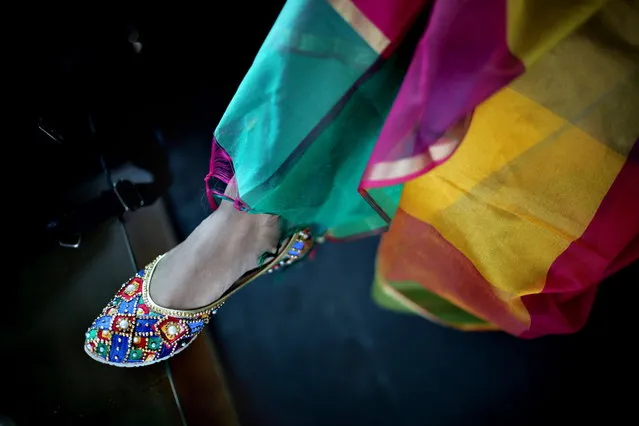 An Indian model of the lesbian, gay, bisexual, and transgender (LGBT) community waits during a photo shoot with a theme Rainbow Colour by Fface (media, fashion and talent management brand) in Kolkata, Eastern India 12 September 2018. India's Supreme Court ruled on 06 September 2018, that gay s*x is no longer a criminal offence. Five Supreme Court judges repealed a colonial-era law (section 377) and legalize gay s*x between consenting adults. (Photo by Piyal Adhikary/EPA/EFE)