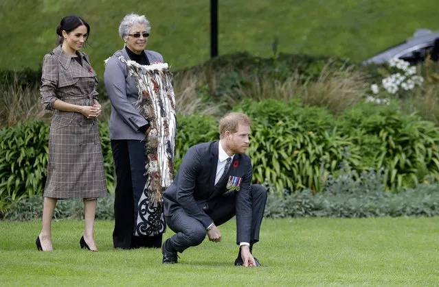 Britain's Prince Harry and Meghan, Duchess of Sussex attend the traditional welcome ceremony on the lawns of Government House in Wellington, New Zealand, Sunday, October 28, 2018. Prince Harry and his wife Meghan are on day 13 of their 16-day tour of Australia and the South Pacific. (Photo by Kirsty Wigglesworth/AP Photo)