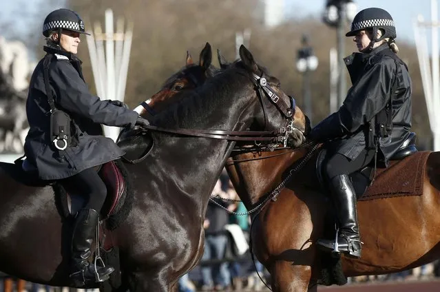 Two mounted police officers pass each other whilst on duty at Buckingham Palace in London, Britain December 22, 2016. (Photo by Peter Nicholls/Reuters)