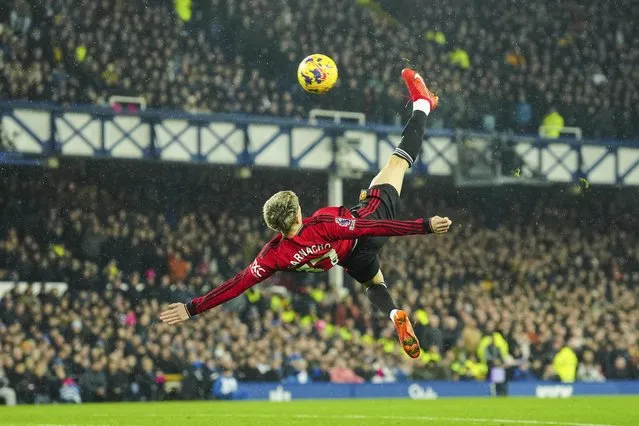 Manchester United's Alejandro Garnacho scores his side's first goal during the English Premier League soccer match between Everton and Manchester United, at Goodison Park Stadium, in Liverpool, England, Sunday , November 26, 2023. (Photo by Jon Super/AP Photo)