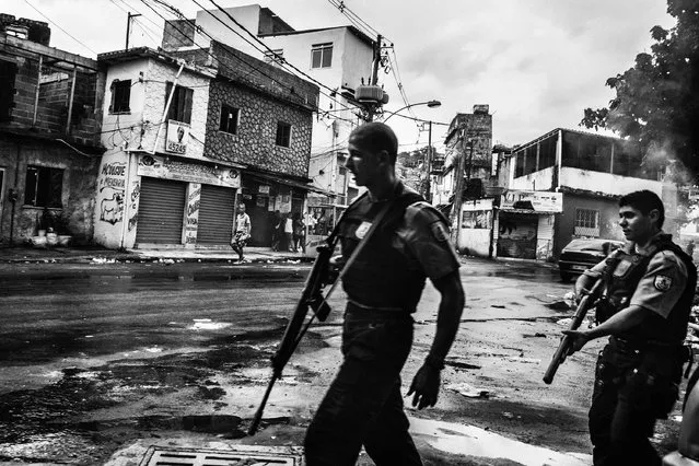“Citizen Journalism in Brazil’s Favelas”. Daily Life, third prize stories. Sebastián Liste, Spain, Noor. Police patrolling the streets of Vila Aliança after a taxi driver was shot by police, February 8, 2015. A group of friends from Alemão, a slum in Rio de Janeiro, formed a media collective called Papo Reto, or “straight talk”. Social media allow them to report stories from their community otherwise ignored by traditional media. (Photo by Sebastián Liste/World Press Photo Contest)